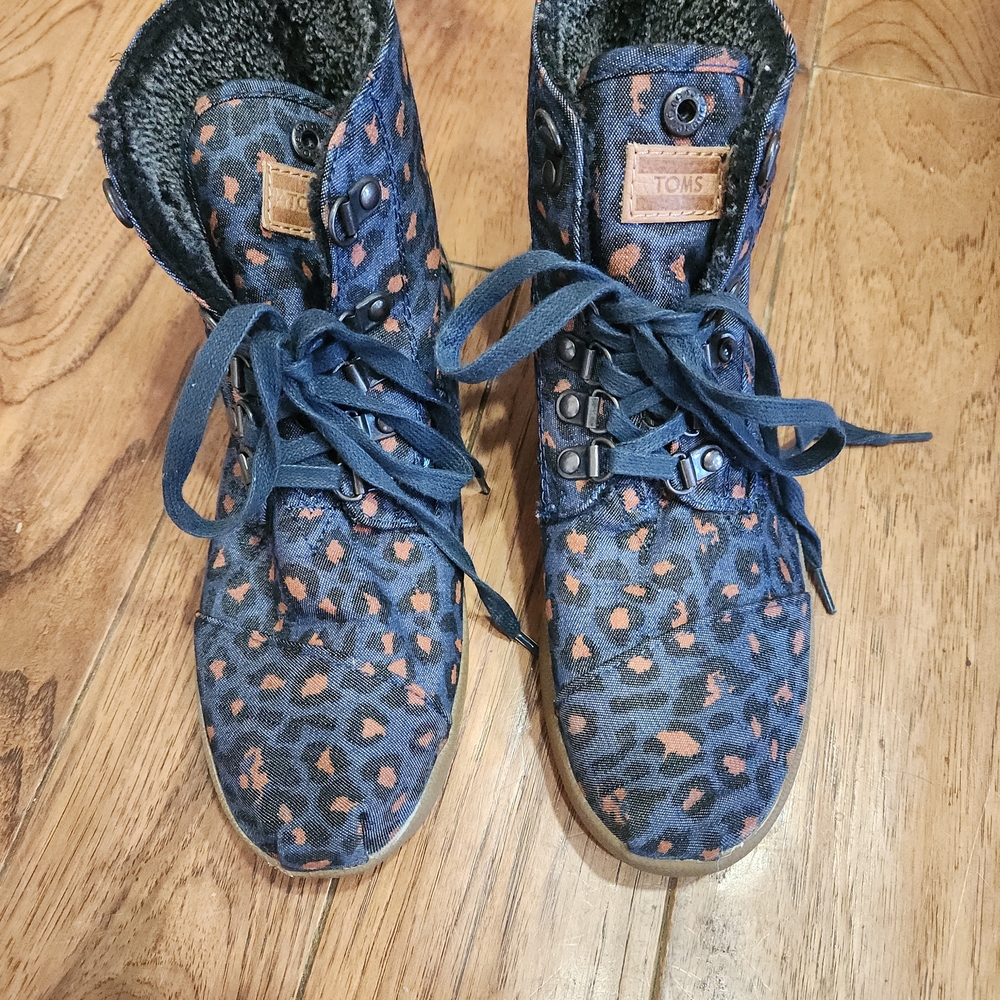 Toms Navy and Tan Leopard Lace-Up Boots Sz7